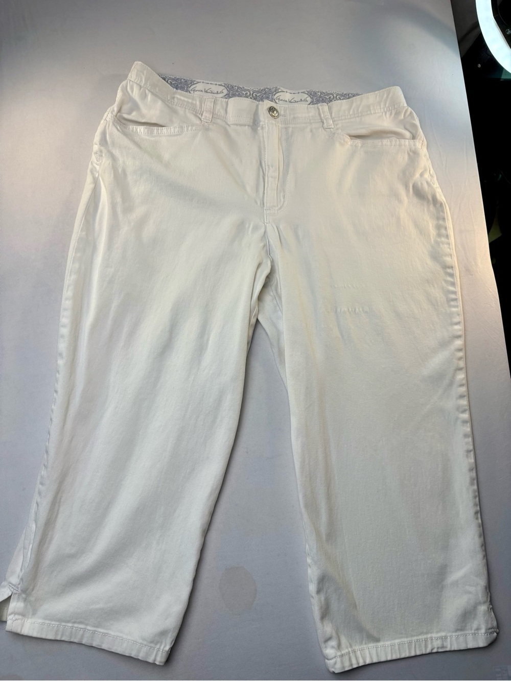 Gloria Vanderbilt White Cropped Jeans - Capri Style